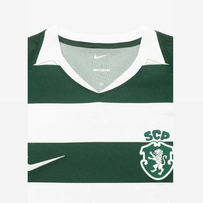 KIT DE CRIANÇA SPORTING PRINCIPAL 120 ANOS COM CALÇÃO BRANCO 2026/27 - [PRÉ VENDA: 11 A 22 DIAS ÚTEIS]