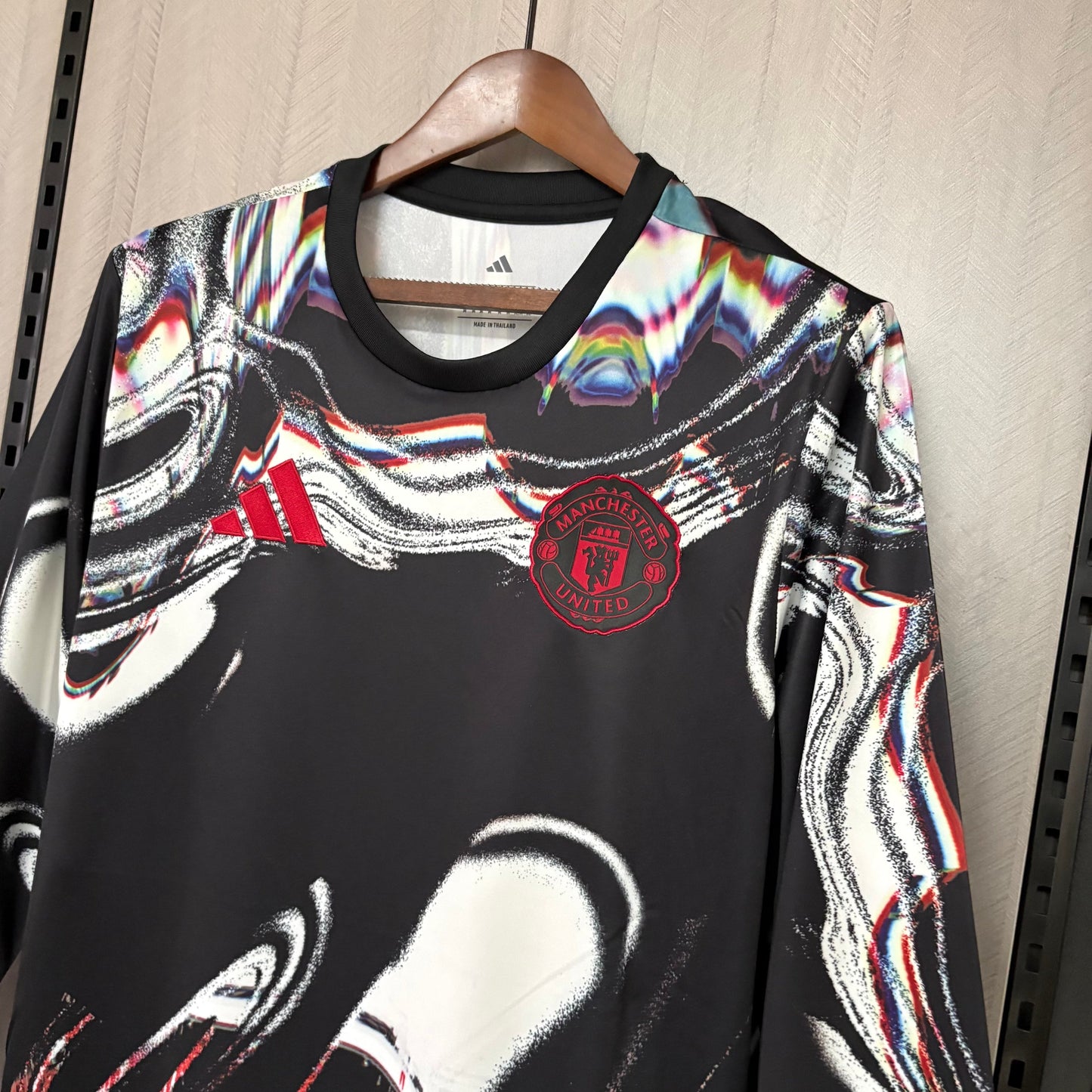 Camisola Manchester United Pré Jogo 2026/27 - MANGA LONGA