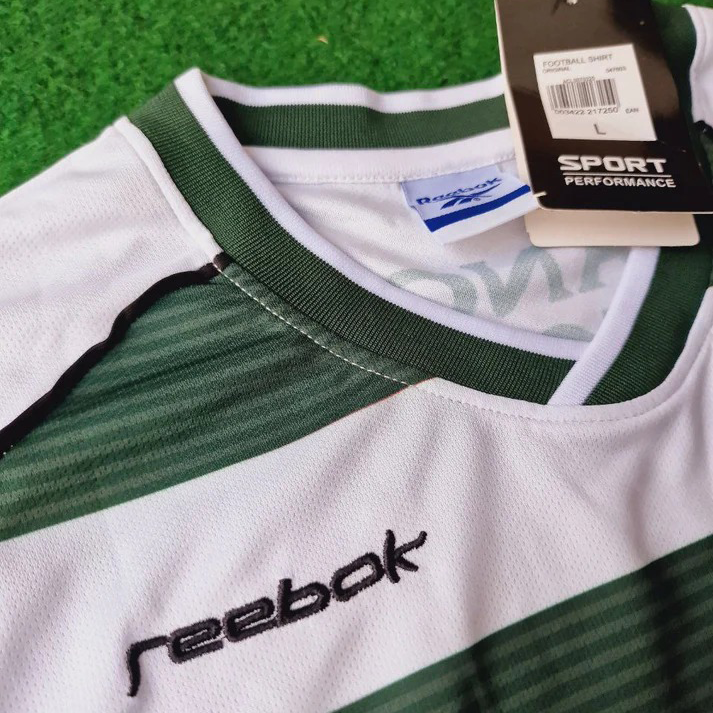 Tecido da camisola Sporting 2001/03 em destaque

